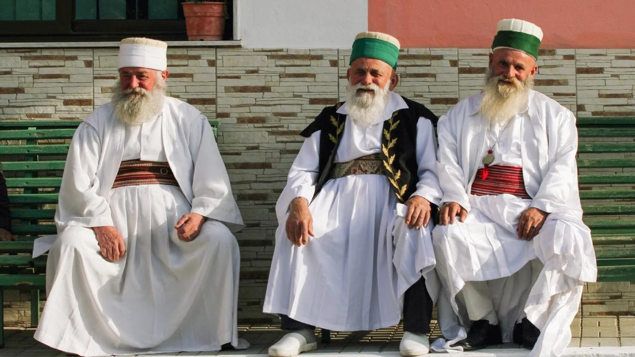 Arnavutluk’taki Bektaşi devleti planına Türkiye ve Balkanlar’dan gelen tepkiler: Tiran’da protesto edildi